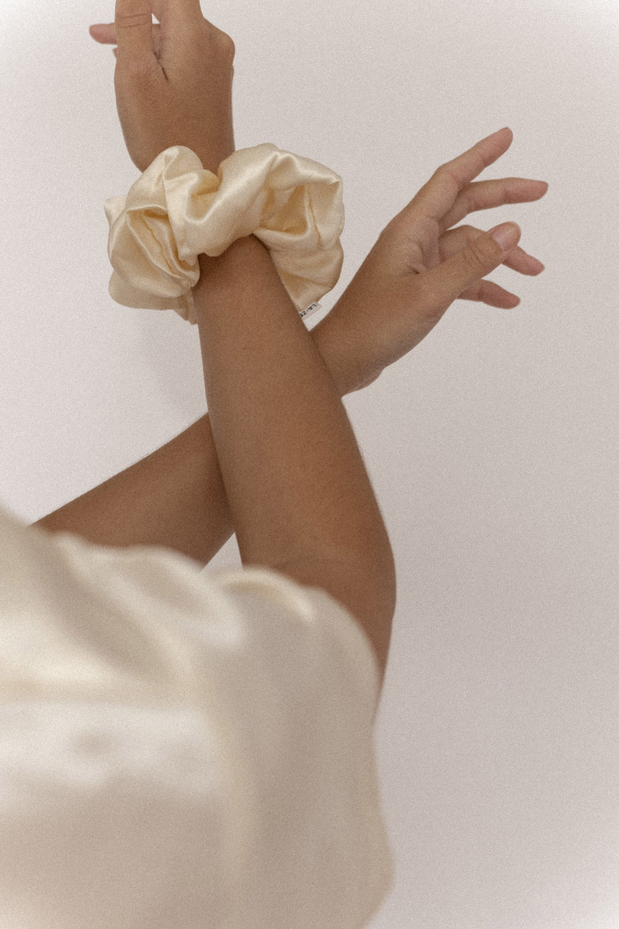 CLOUD SILK SCRUNCHIE (LATTE)